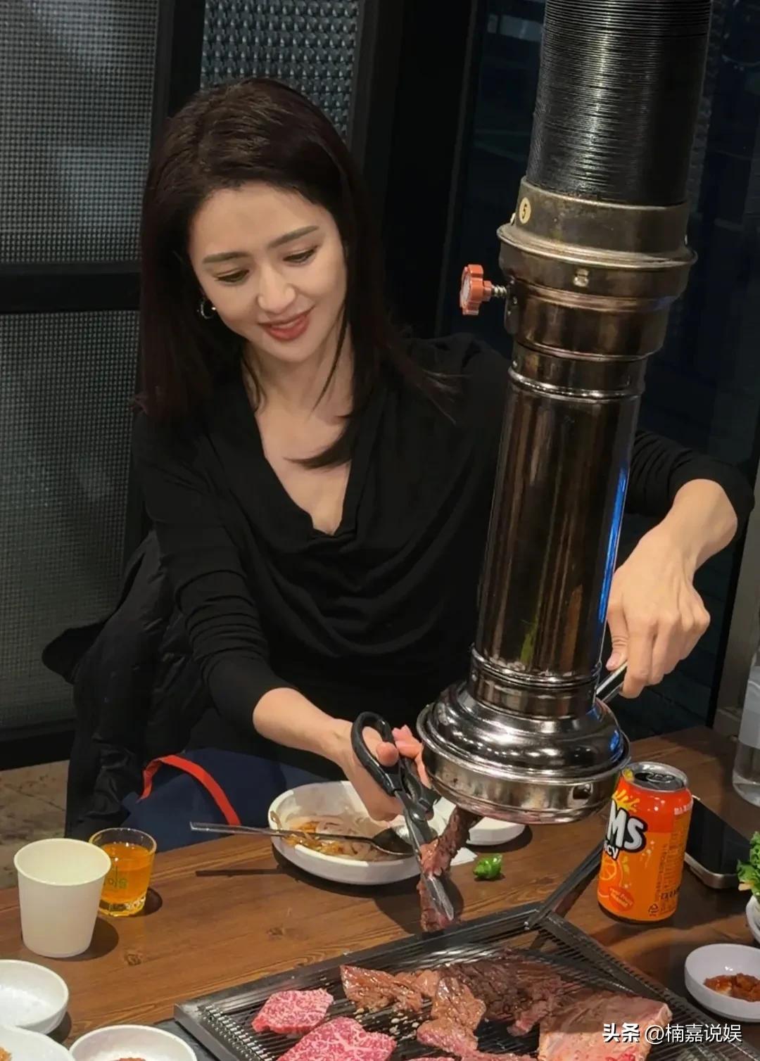 佟丽娅现身韩国首尔度假，人到中年的她真的是把温柔、美貌演绎到极致化了，不论是淡妆