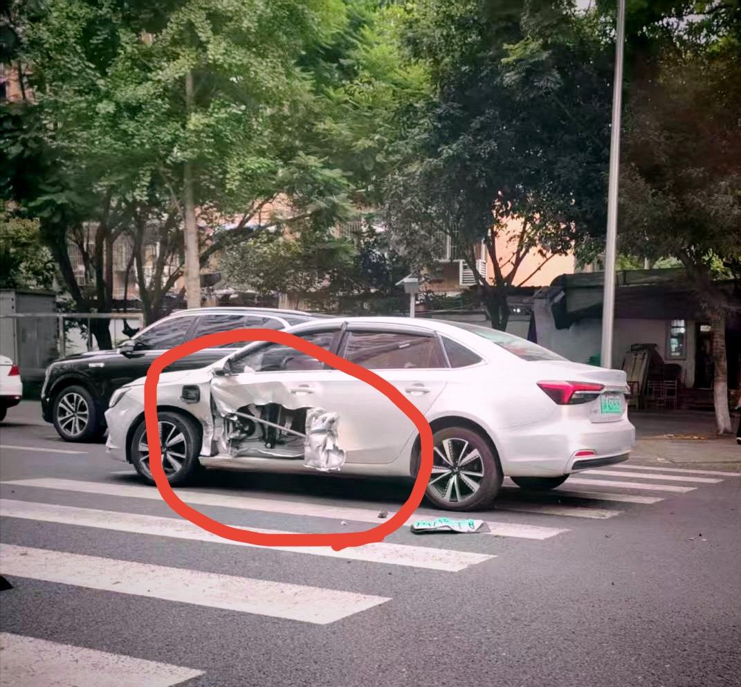 电车这样的话，还买吗

早上路边看到两车剐蹭
一个前盖撞变形
一个左侧门撕裂

