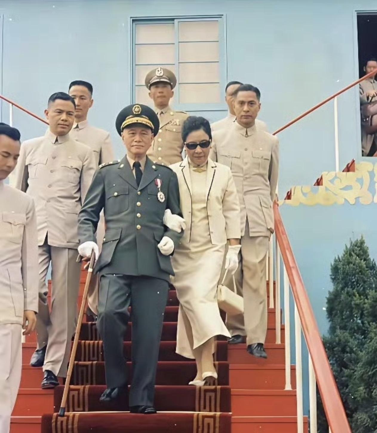 不知大家发现没？！蒋介石其实很爱耍帅的，一辈子对他的军装都有执念，哪怕败退岛内，