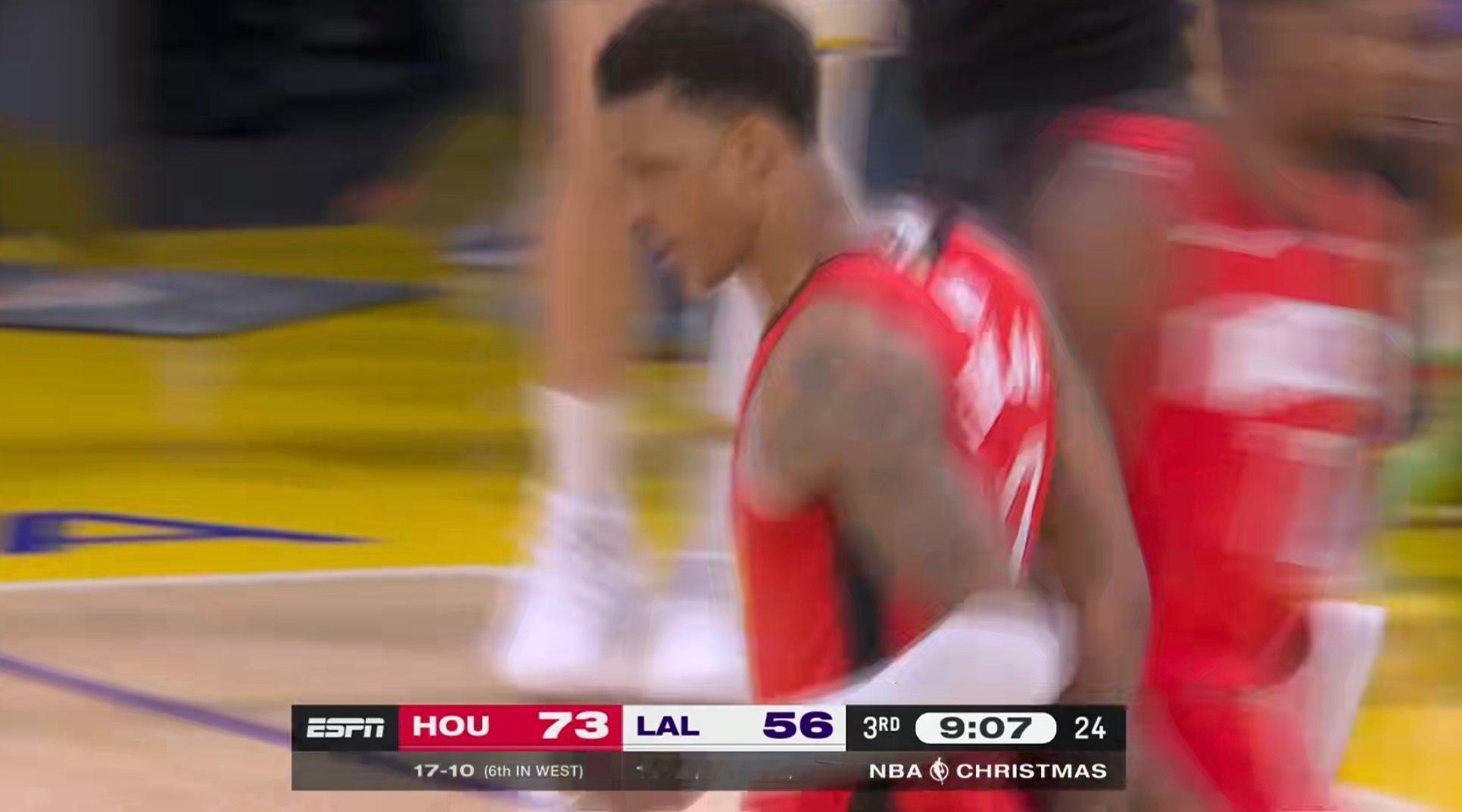 熟悉的剧本，火箭第三节一上来打了湖人一个10:3，领先优势来到17分。火箭vs湖