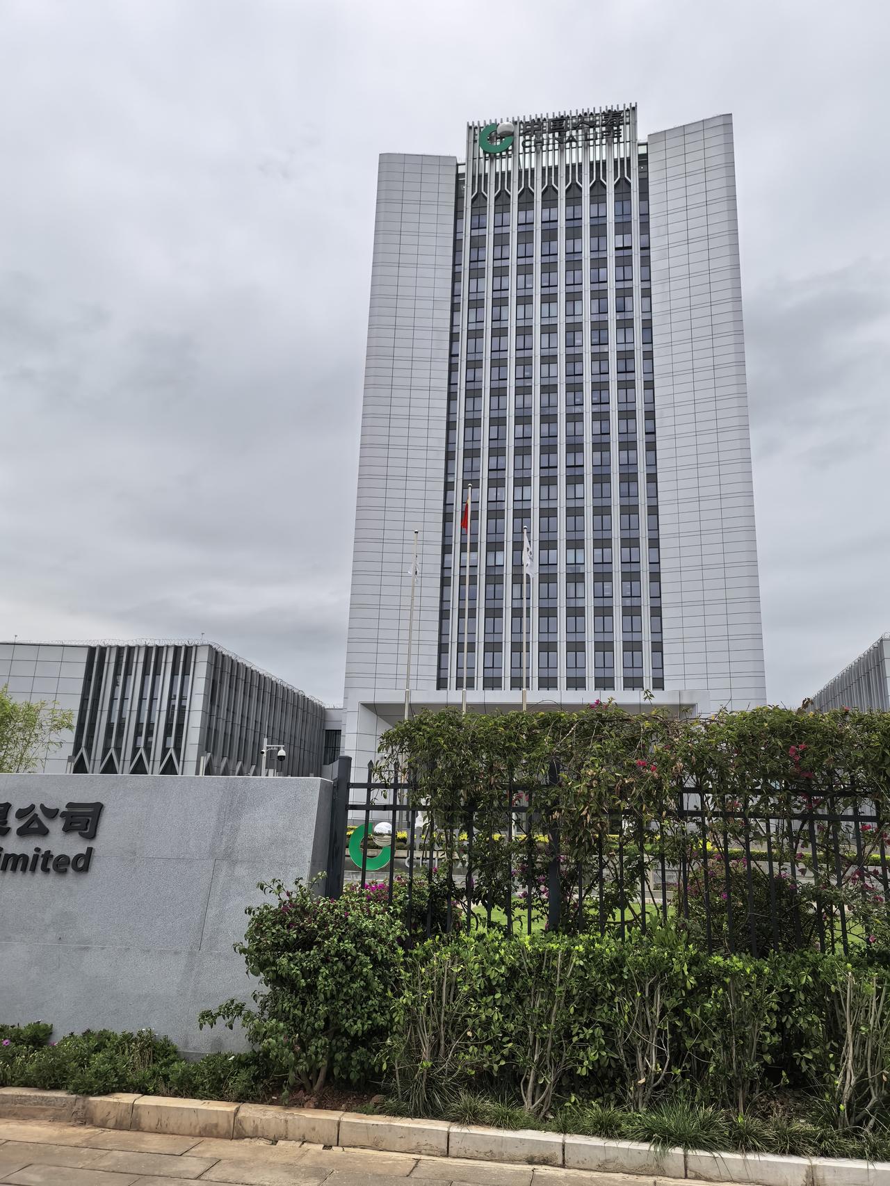 这个位于滇池路上的大楼，看起来就低调又端庄大气很有科技感！
