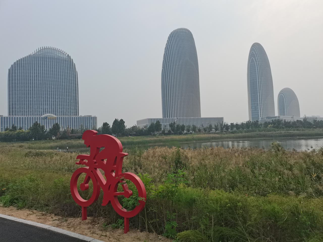 邢台金融中心
要东关河骑行绿道
北行途中
从邢台金融中心经过
四座椭圆形建筑拔地