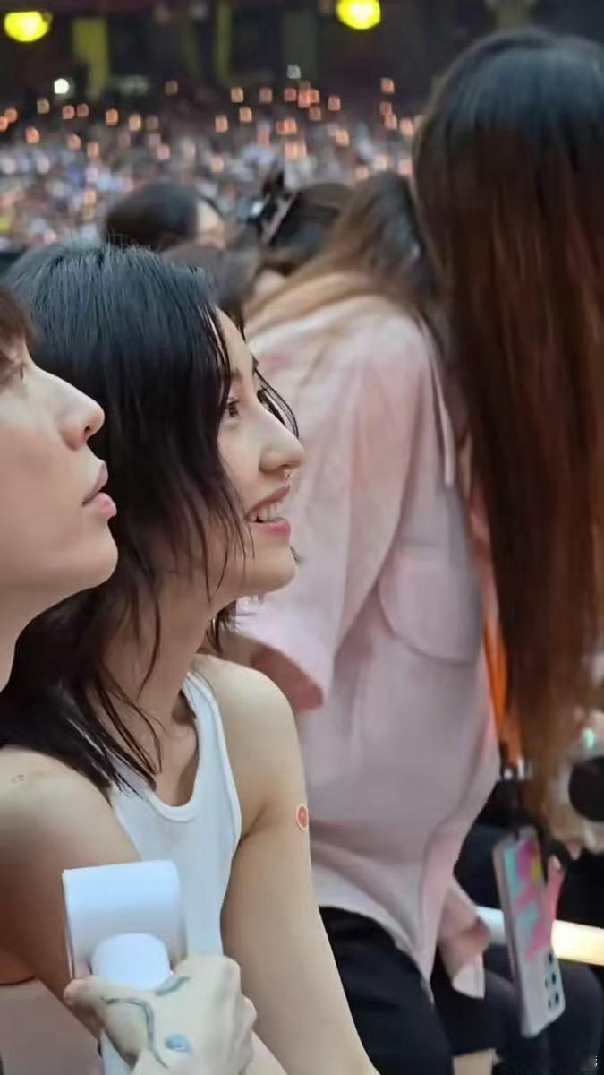 张子枫纹身我们乖乖的妹妹也有纹身吗，看起来反差感满满呀，好完美的侧脸呀 