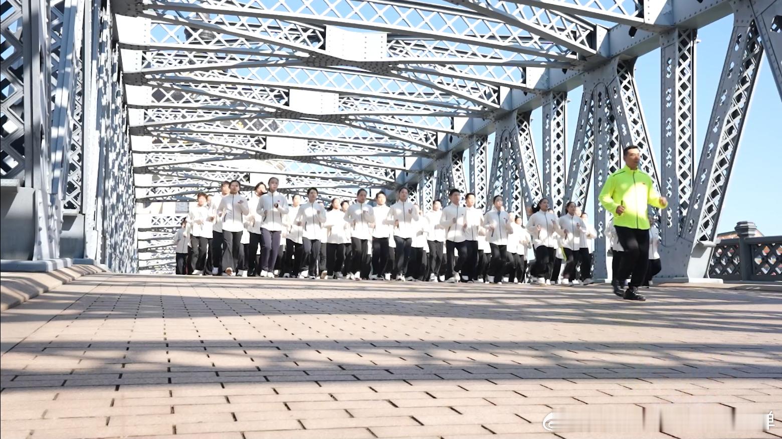 赵文卓再现热血武术群像  当赵文卓带领团队跑步登场，震撼感如潮水般涌来。音乐相随