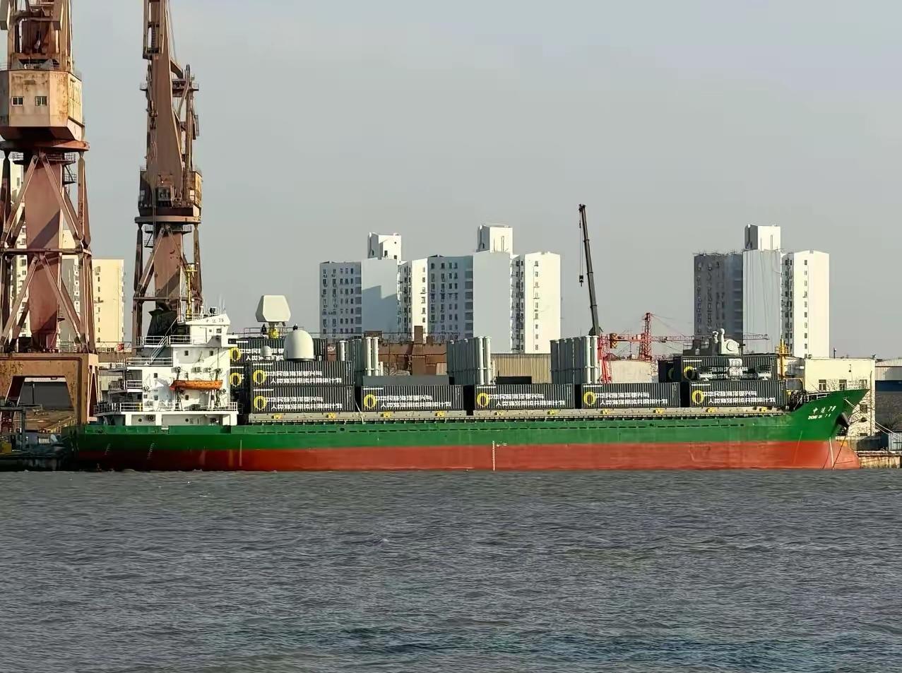 “中达79号”火爆内外网，被誉为“民版战列舰”或者“民用导弹巡洋舰”。
网上一堆