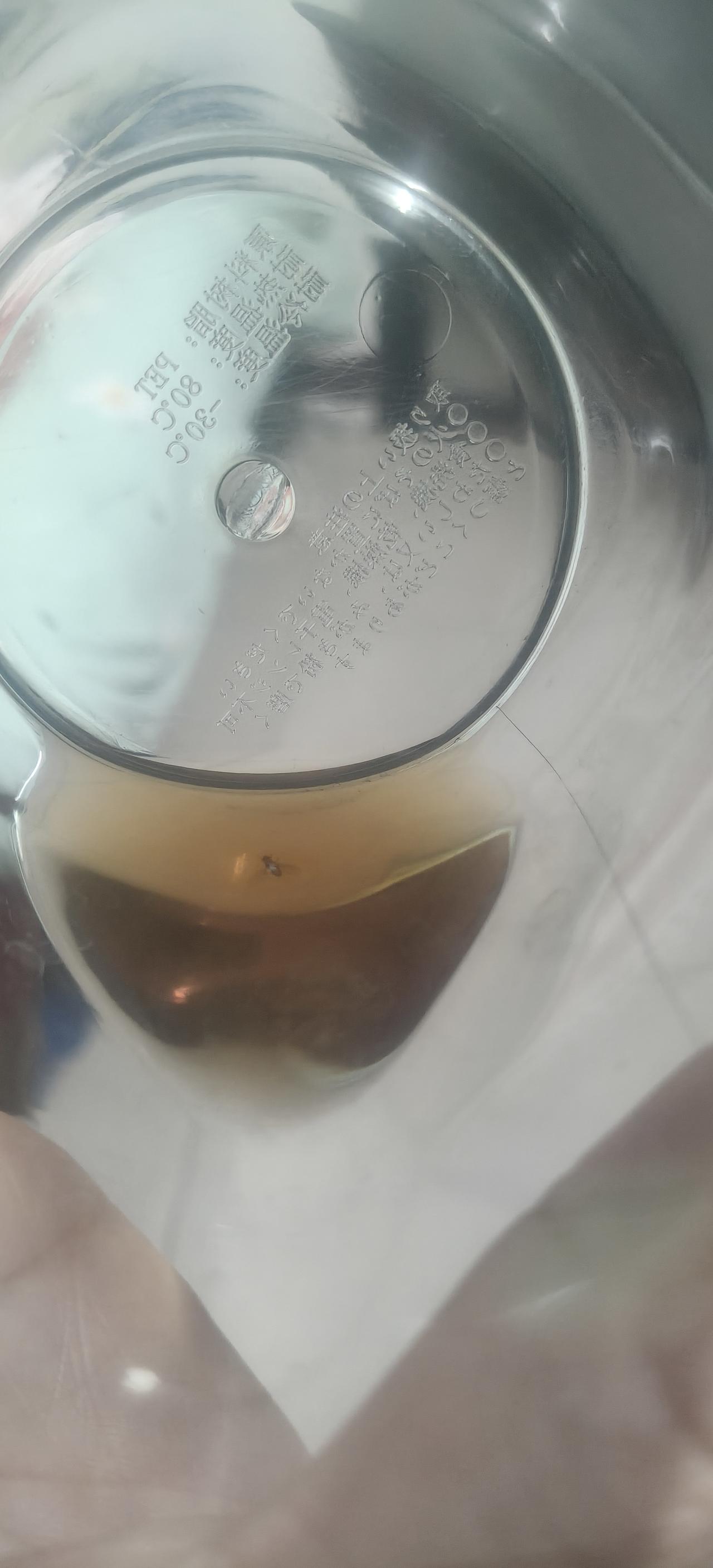 家人们谁懂啊！
喝药喝到快见底，
低头一看，
药液里居然泡着个小飞虫！
瞬间整个