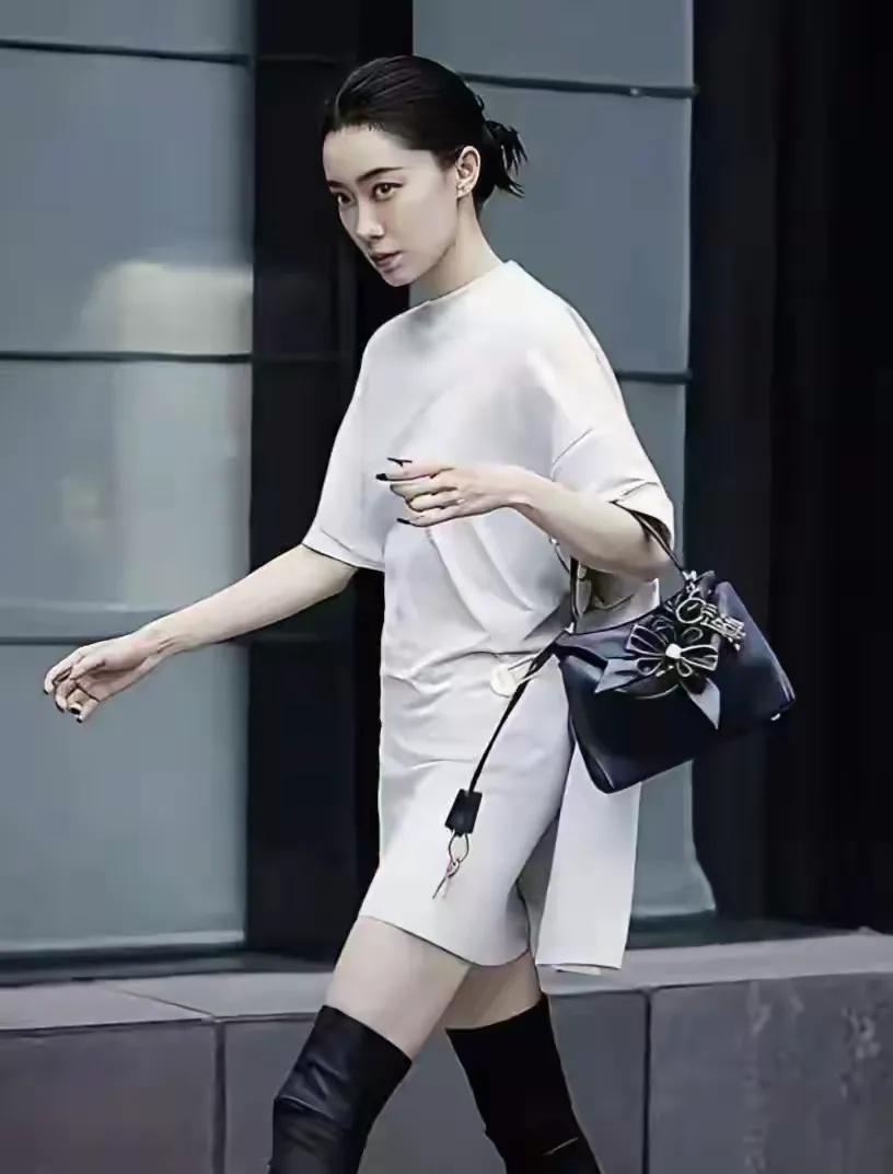张小斐有野心！
一个干净的演员，常常被肮脏的资本遗忘。从容貌上来说，张小斐有外在