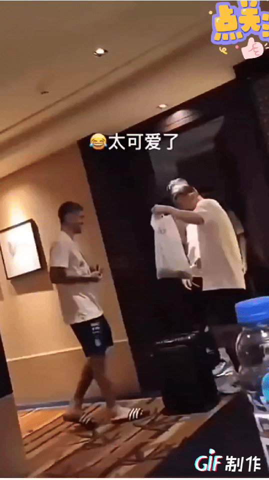梅西太可爱了吧！食物放入小心掉地上，他迅雷不及掩耳响叮当之速，直接放入嘴里嚼了起