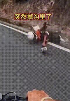 路人偶遇名场面，一骑手骑车不小心摔了个屁股墩，人实打实摔在马路边。离谱的是车子毫