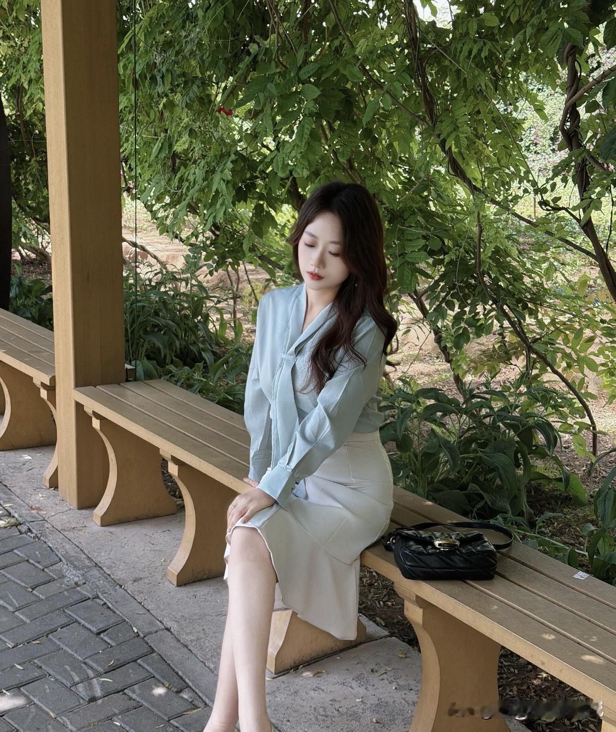 夏日午后，公园长椅上的优雅时光🌿💃
