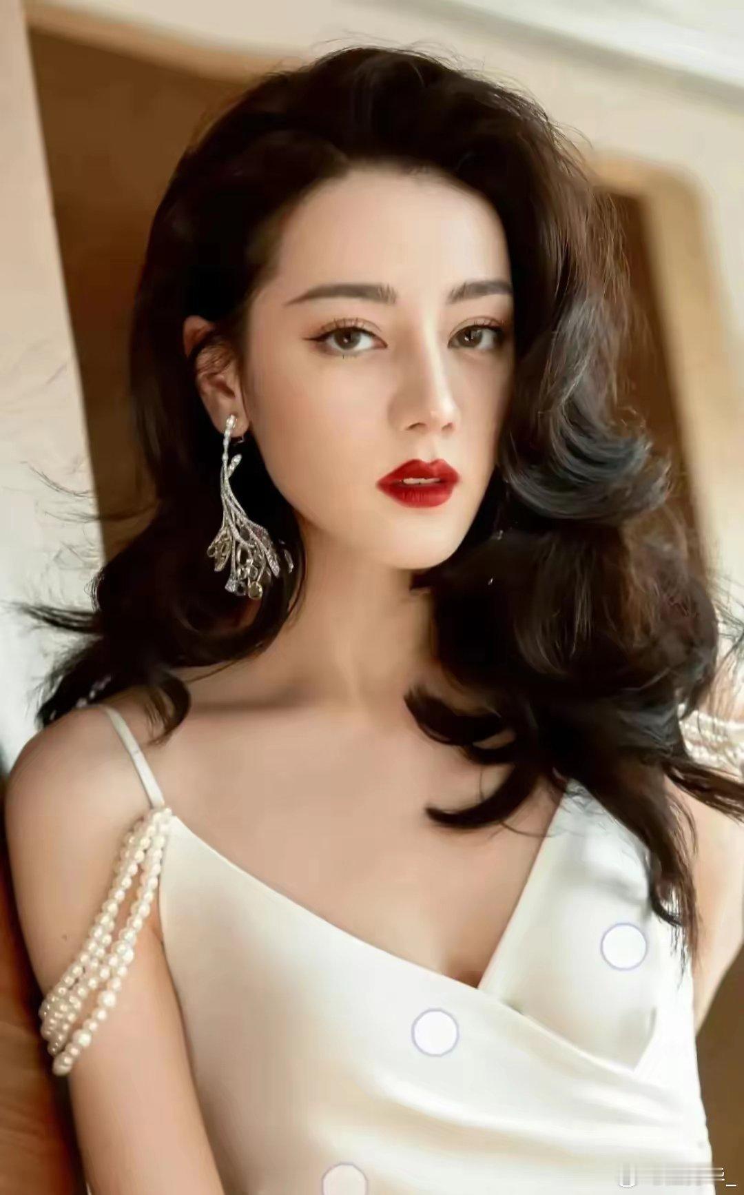 迪丽热巴异域公主👸🏻，盛世美颜的代名词。她拥有着一张充满异域风情的脸庞，五官