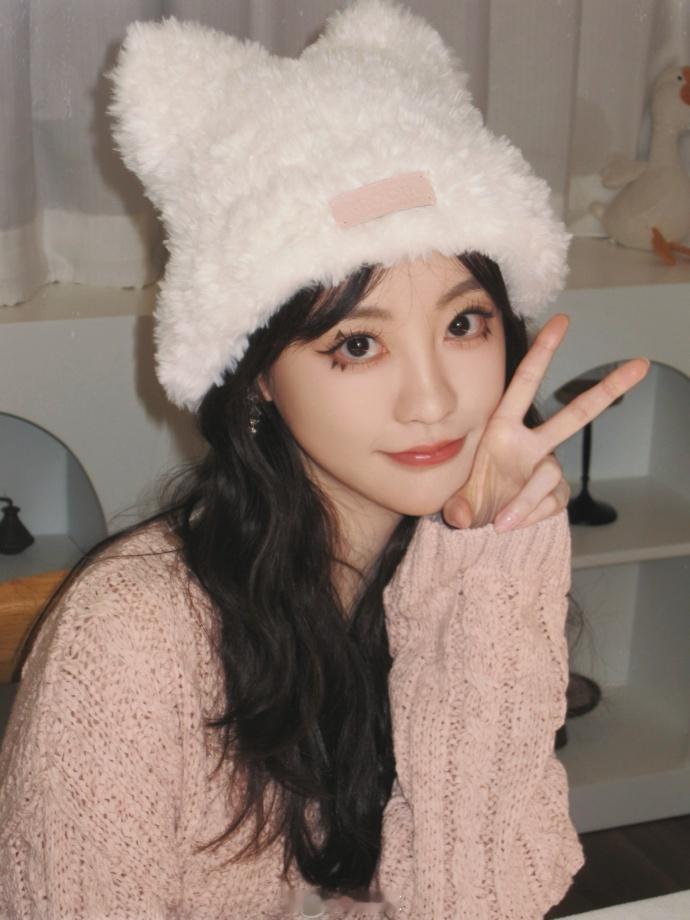 #祝绪丹他拍vs自拍# 祝绪丹的万圣节新妆容在不同拍摄方式下都展现出别样的可爱。