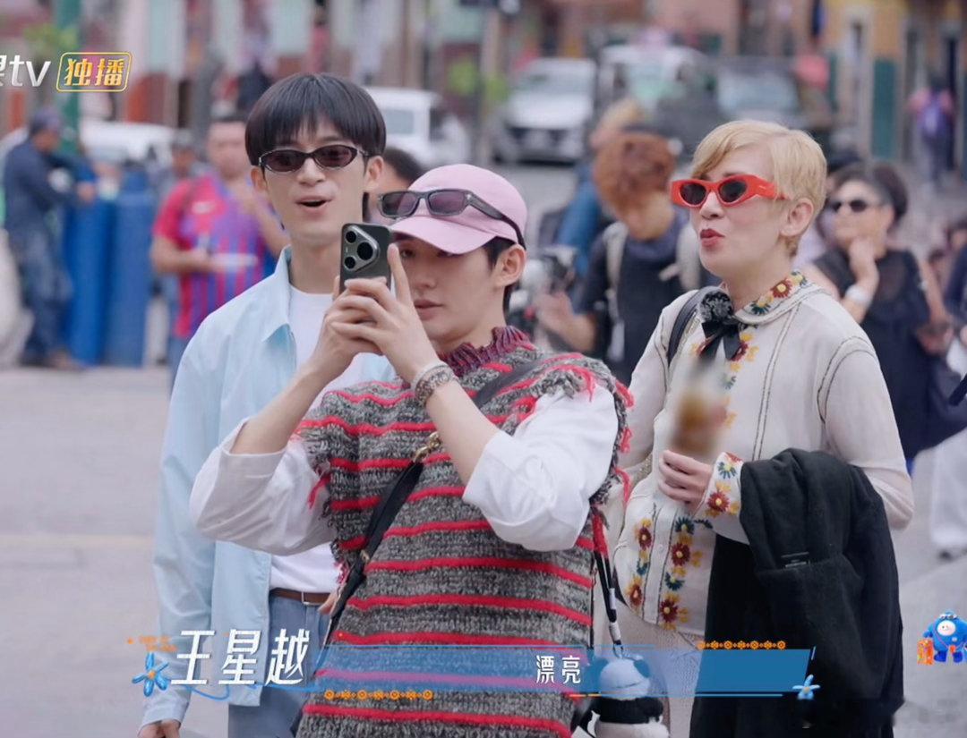 吴君如在一声声夸奖中拍嗨了花少团拍照主打一个夸夸谁不想拥有花少团这样的旅伴，拍照