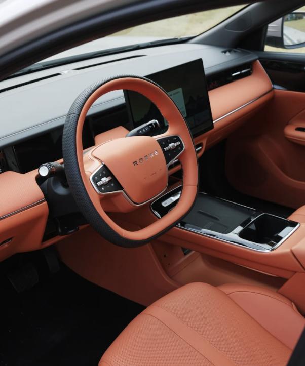 这款荣威i6的内饰其实更像是一辆电动汽车，棕红色内饰让我想到了理想，而且也有着比