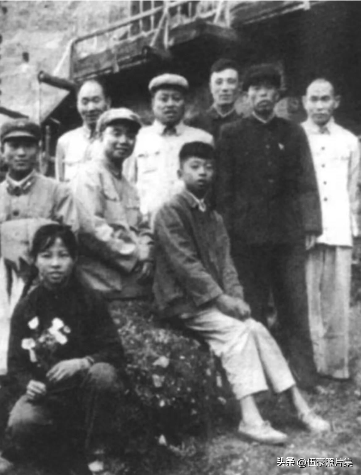 上世纪六十年代，萧克将军（二排左二）与农垦部部分工作人员的合影，他1959年9月