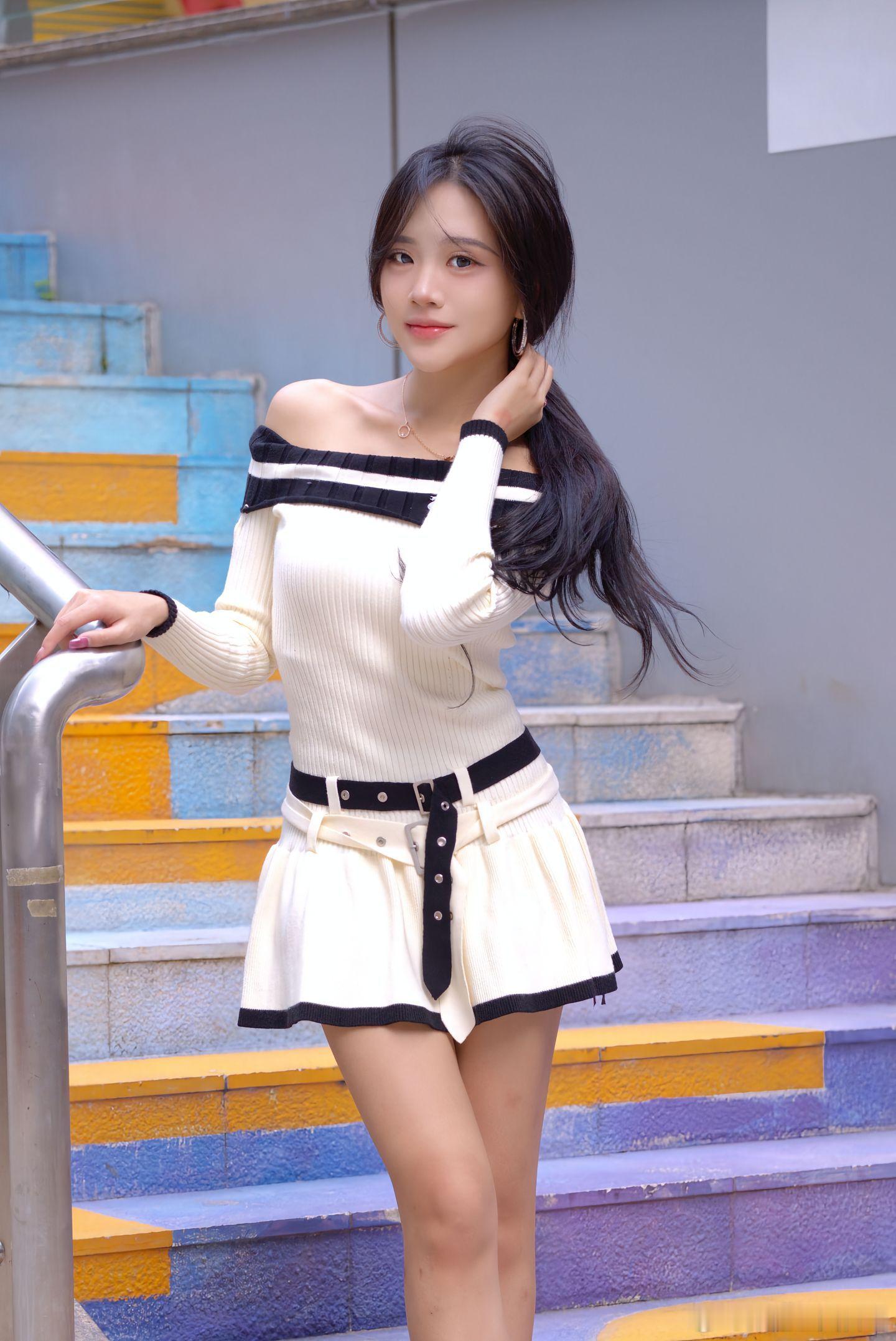 白色裙，一字肩，肉丝，黑高跟