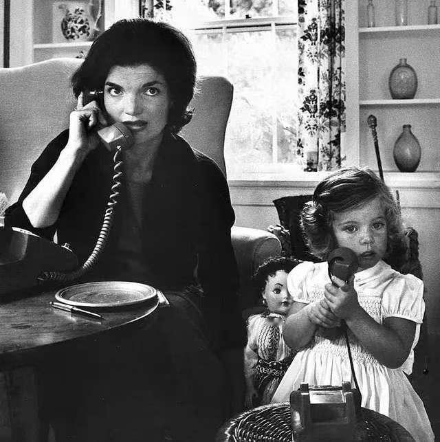 960 年，参议员约翰·肯尼迪的妻子杰奎琳·肯尼迪在家中打电话，而她的小女儿卡罗