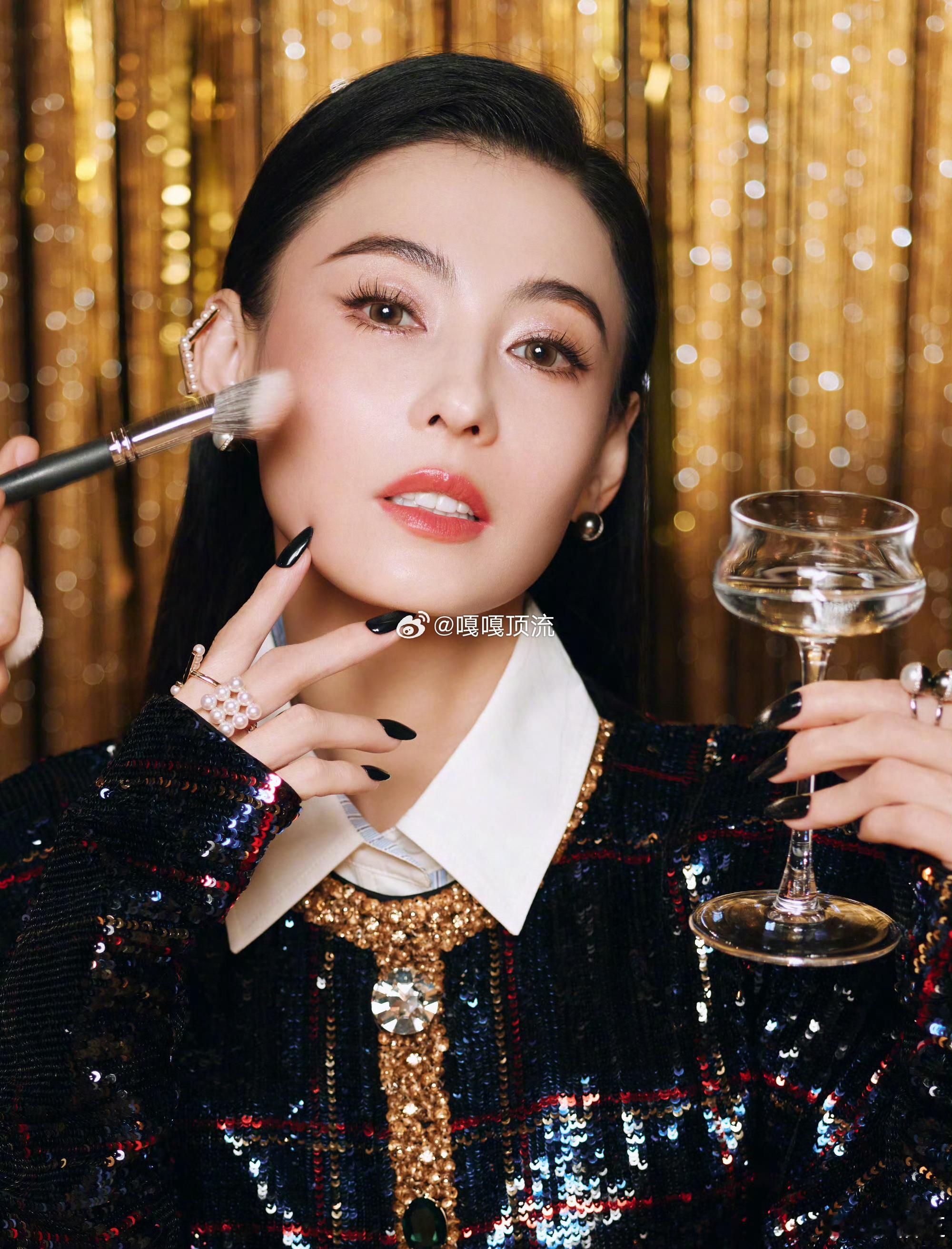 张柏芝耳骨夹  被张柏芝的完美骨相和超前审美狠狠戳中！耳骨夹点缀在她轮廓优越的耳