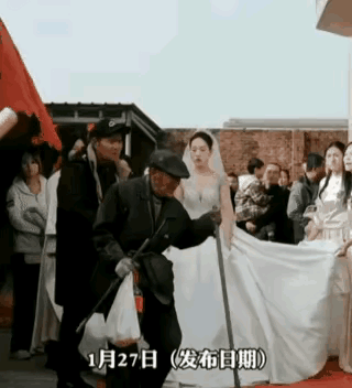 为了沾沾喜气，婚礼现场，几位老人轮番上阵抢镜头，你们是高兴了，新娘子一脸的不悦，