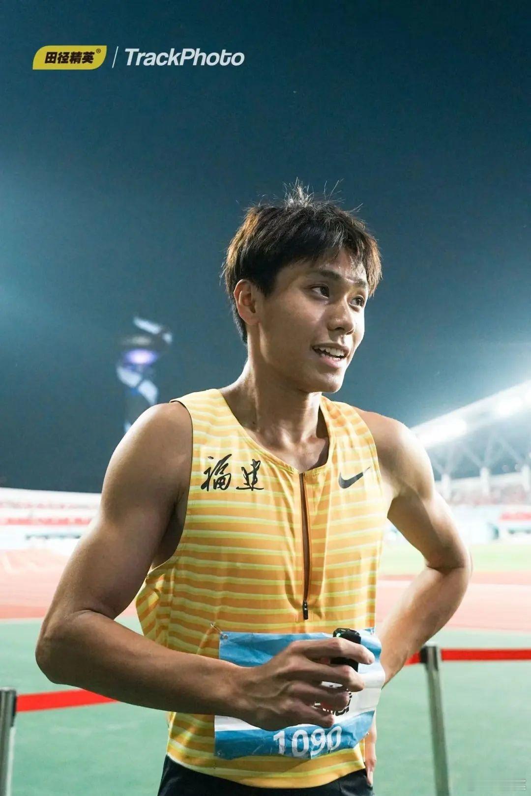 何锦櫶，10.06，顺风1.1，17岁！我在跑道边！ #老杨备战巴黎奥运  ​​