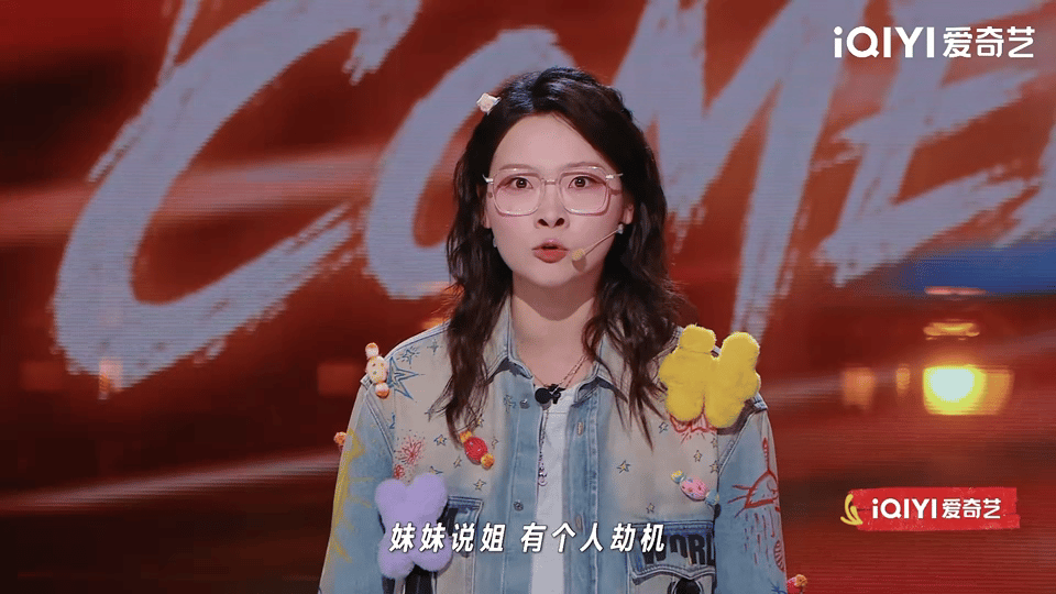 空姐开可乐旅客被气冲到重感冒 笑不活了！开个可乐都能被投诉，那以后空姐是不是要戴