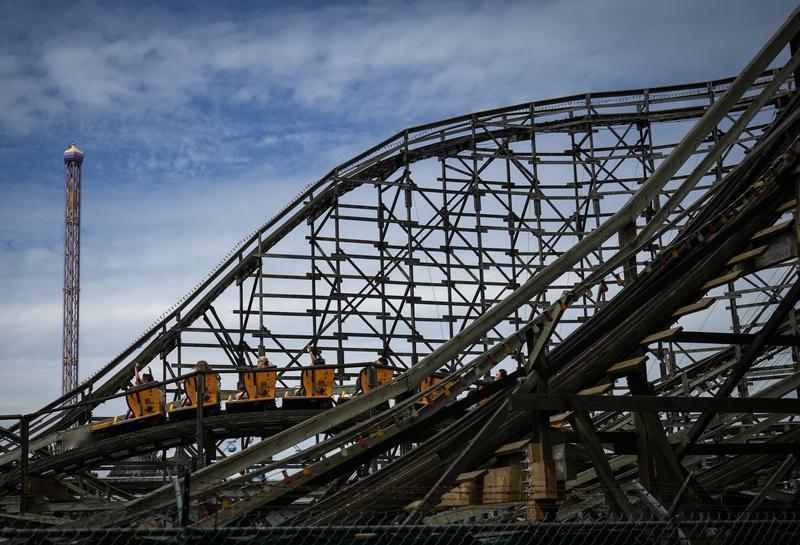 你能用一句话总结炒股吗? 炒股就像坐过山车，刚因股价飙升喜笑颜开，觉得自己要财富