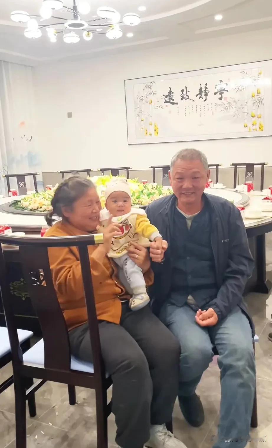 小刘和拉乌回到了非洲娘家了，把三个多月的儿子扔给了父母照看，这其中的个中原因令人