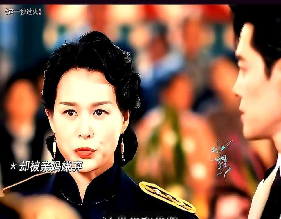 胡杏儿一个眼神，就把亲儿子和养子的区别，全演出来了。

养子李伯则一进门，她脸上