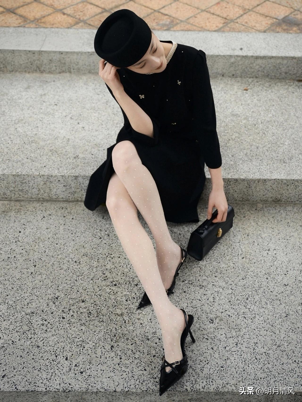 小礼帽+小黑裙+波点袜，这套搭配真的太有感觉了！✨今天尝试了一下赫本风的经典组合