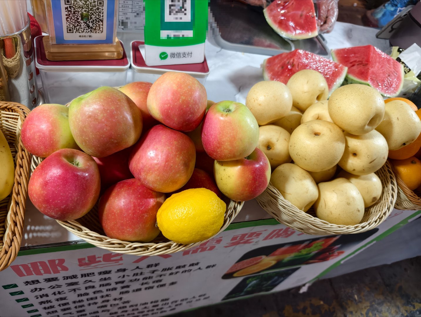 鲜榨果蔬汁。 