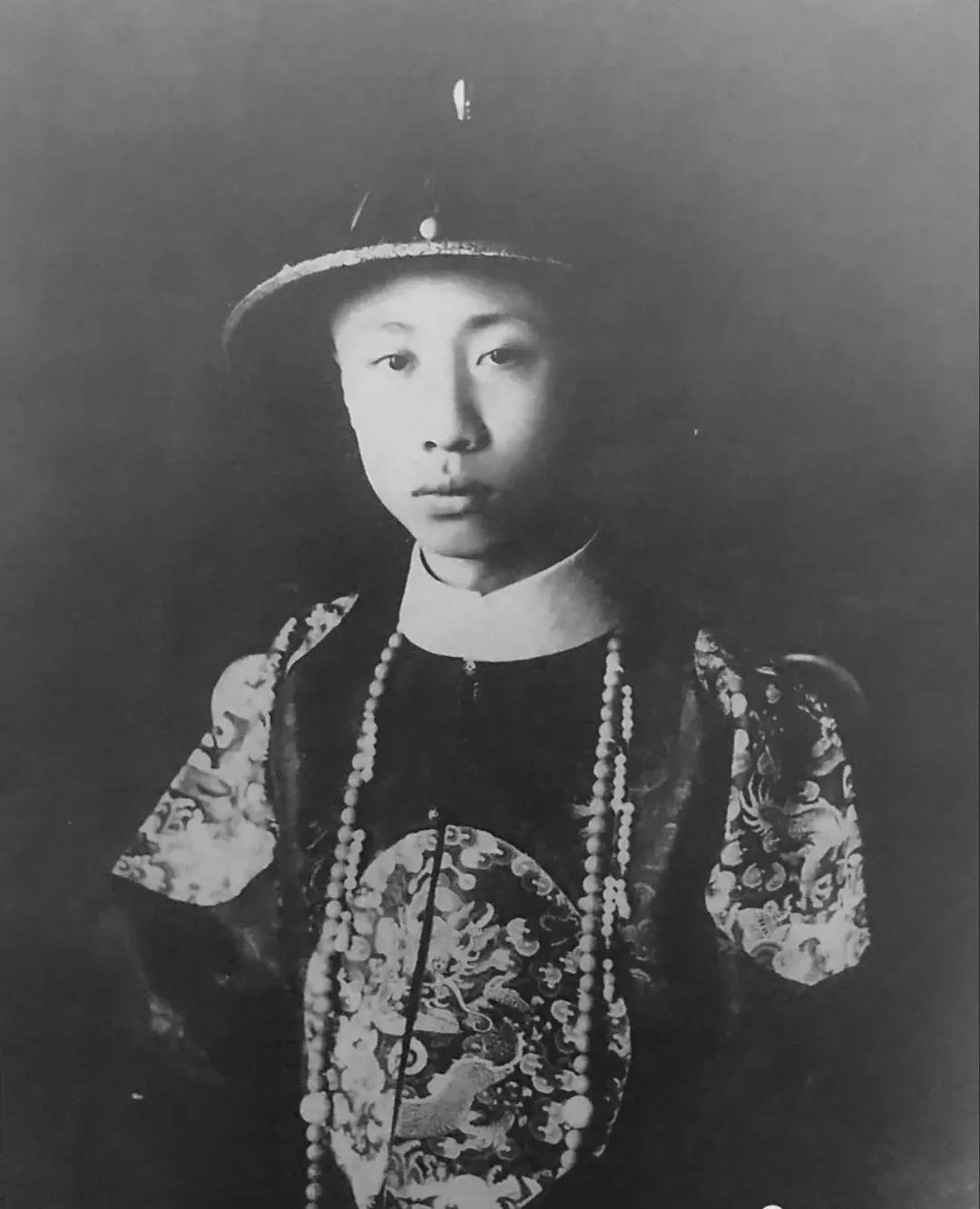 1962 年，56岁的溥仪娶了38岁的女护士李淑贤。新婚之夜，溥仪开着100瓦的