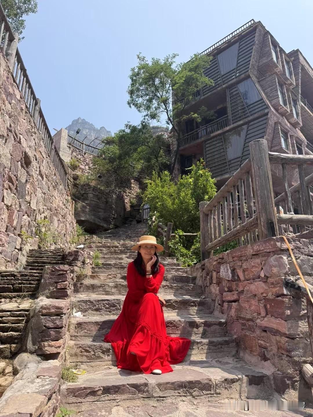 58+退休阿姨｜一人一车自驾南太行，来到了美丽的高家台画家村
    太行山把最