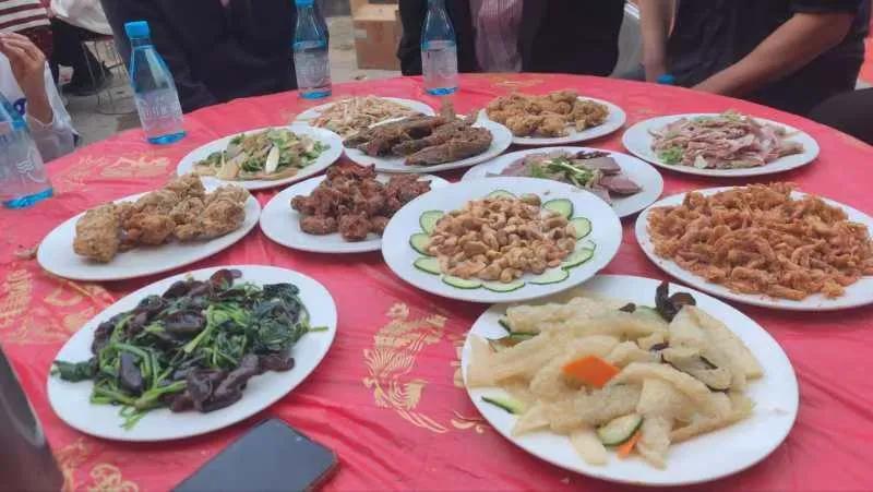 去农村参加婚礼，吃村席。

比起城市金碧辉煌的大饭店里 ，雕了花，镶了边，堆了冰