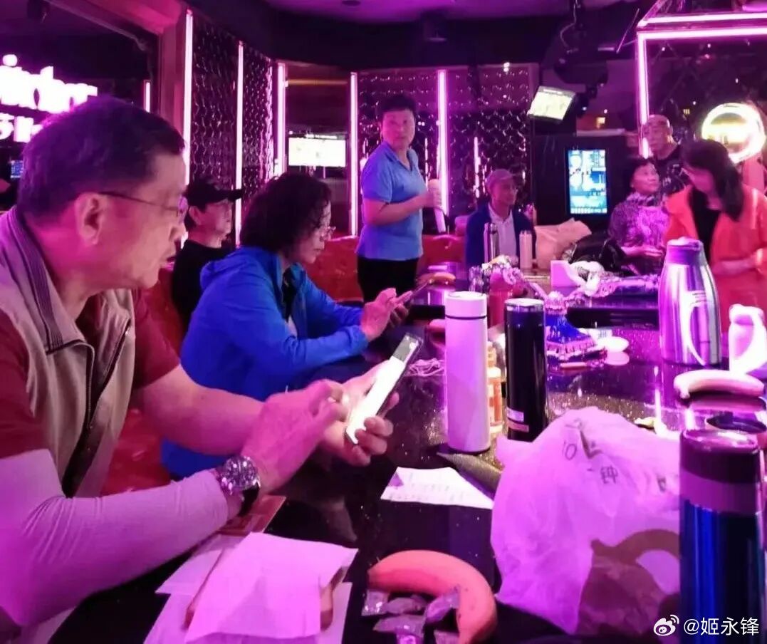 上海开始鼓励老年人就业了，什么信号？摘自基努吕维斯 商闻工作日上午十点半，某商场