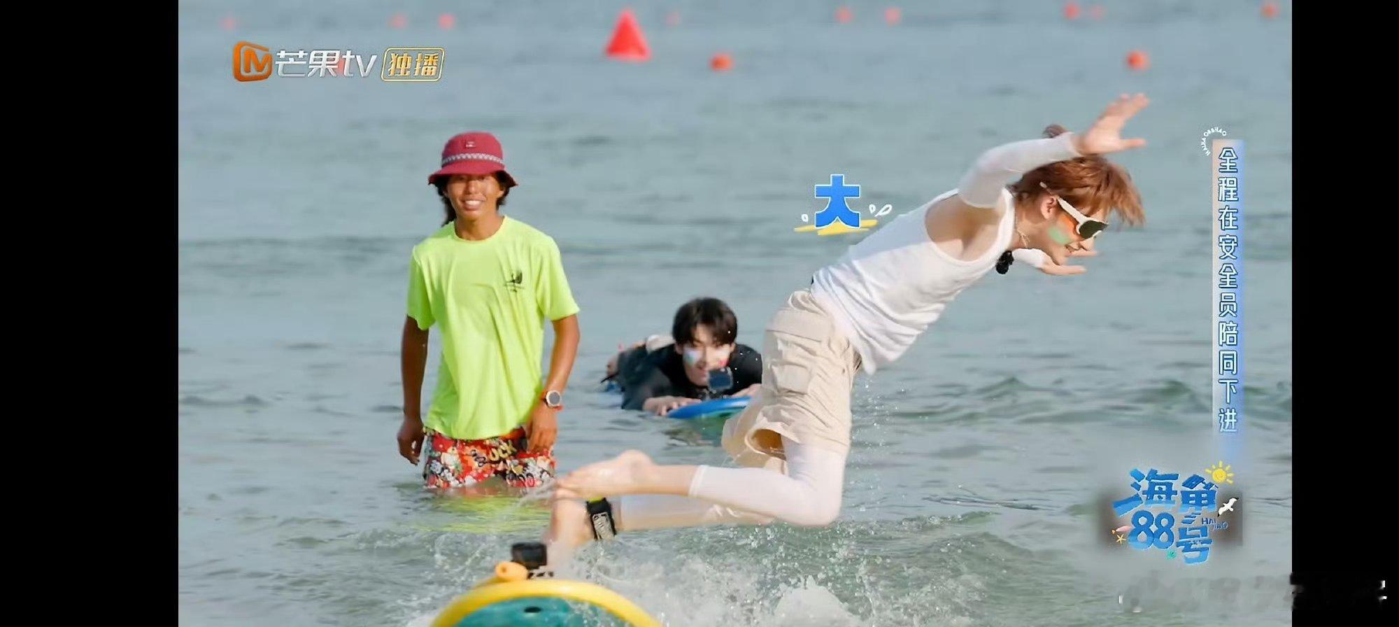 余宇涵冲浪帅不过三秒 起板时的气场直接拉满，嘴角那抹自信笑容还没定格，就以一个利