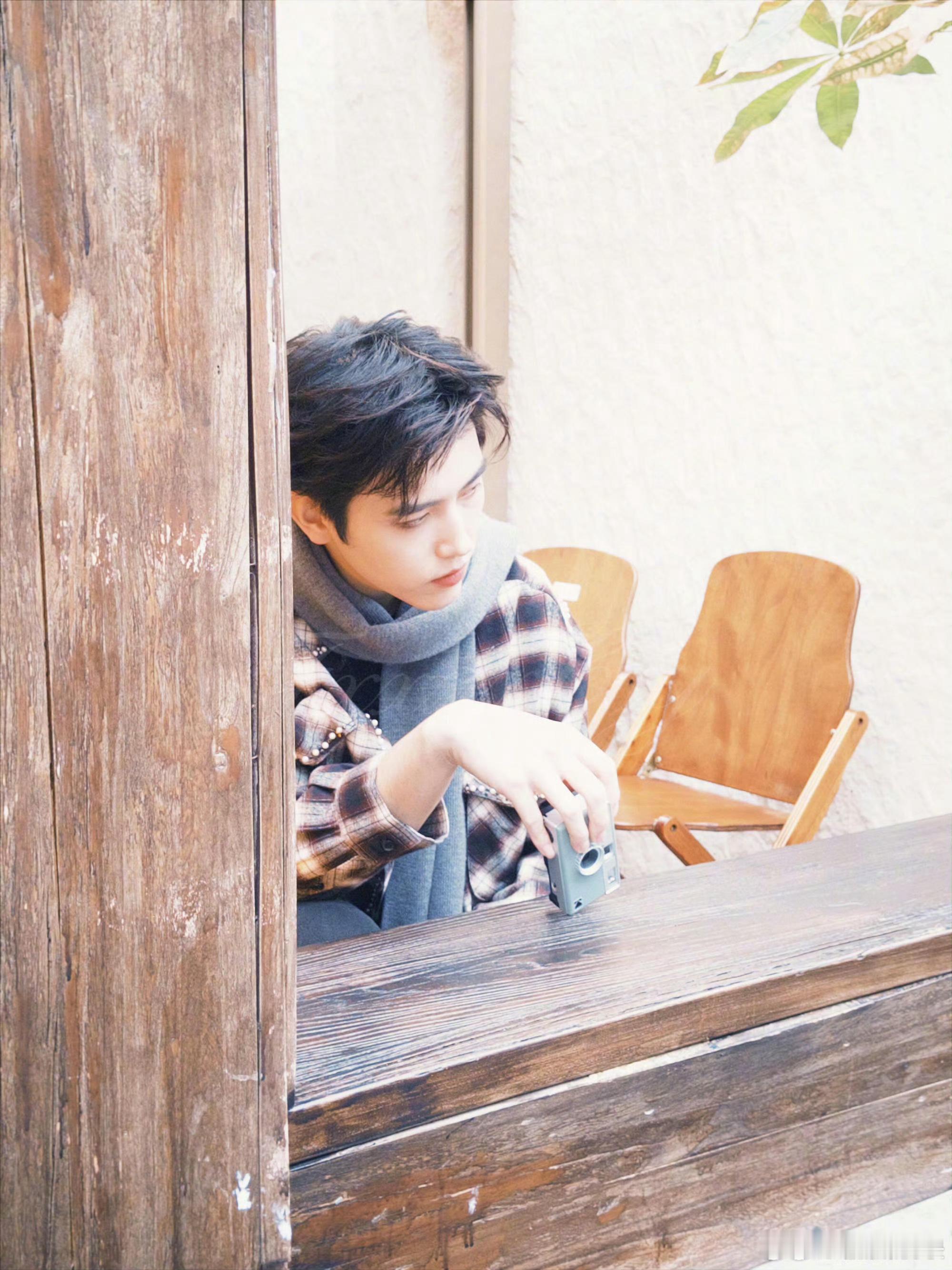 陈飞宇什么时候才能原谅现偶 生图路透都能帅成这样，手拿玫瑰过马路直接戳中心巴！眉