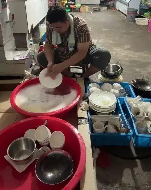 28岁本是成家立业的黄金年龄，安徽肥西的解祥波白天穿着整齐的衣服在社区上班，晚上
