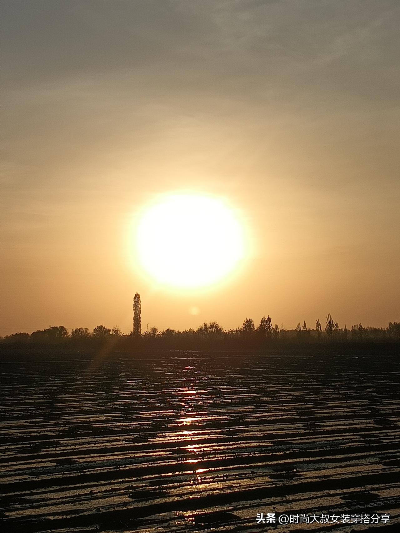 晚上八点多新疆的天还没有黑！
没来过新疆的人不知道，新疆的天要比内地天黑的晚，这