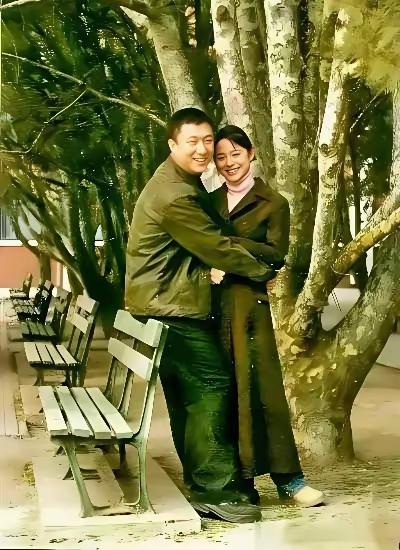孙红雷我认识，但是他身边的美女是谁？
有说是梅婷，又有人说是曾黎，傻傻的分不清楚
