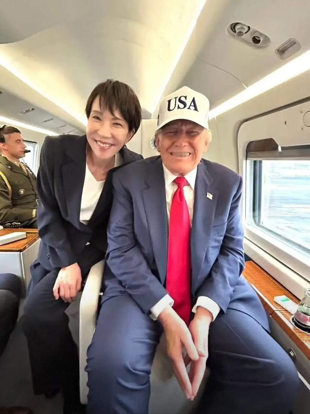 发四张照片，要是你不知道他们俩是谁，你想他们俩可能是啥关系。