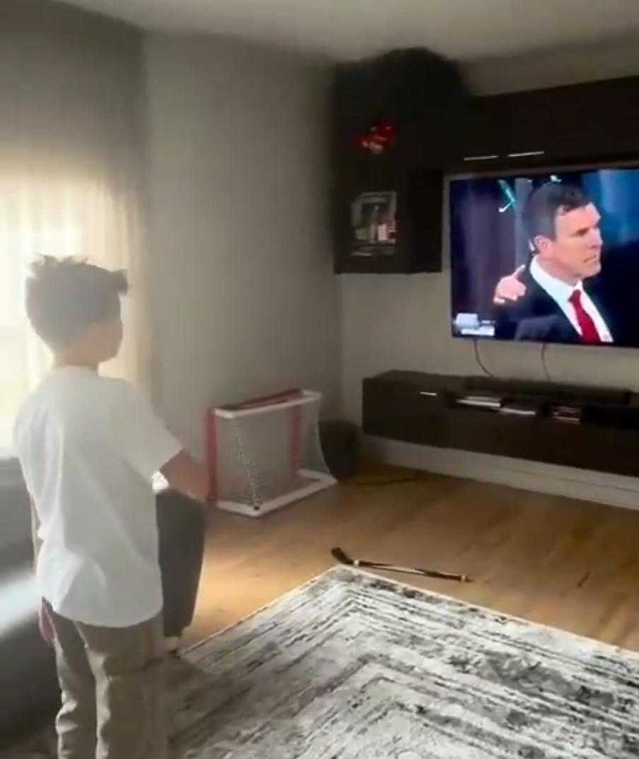 美国小学开学前出新规定，
要求观看冬奥，高唱天佑美利坚，
并拍摄视频以备学校检查