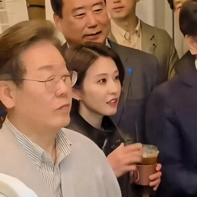 紧挨着李在明的气质美女何许人也？
她叫安贵玲，现年36岁，早年在韩国YTN电视台