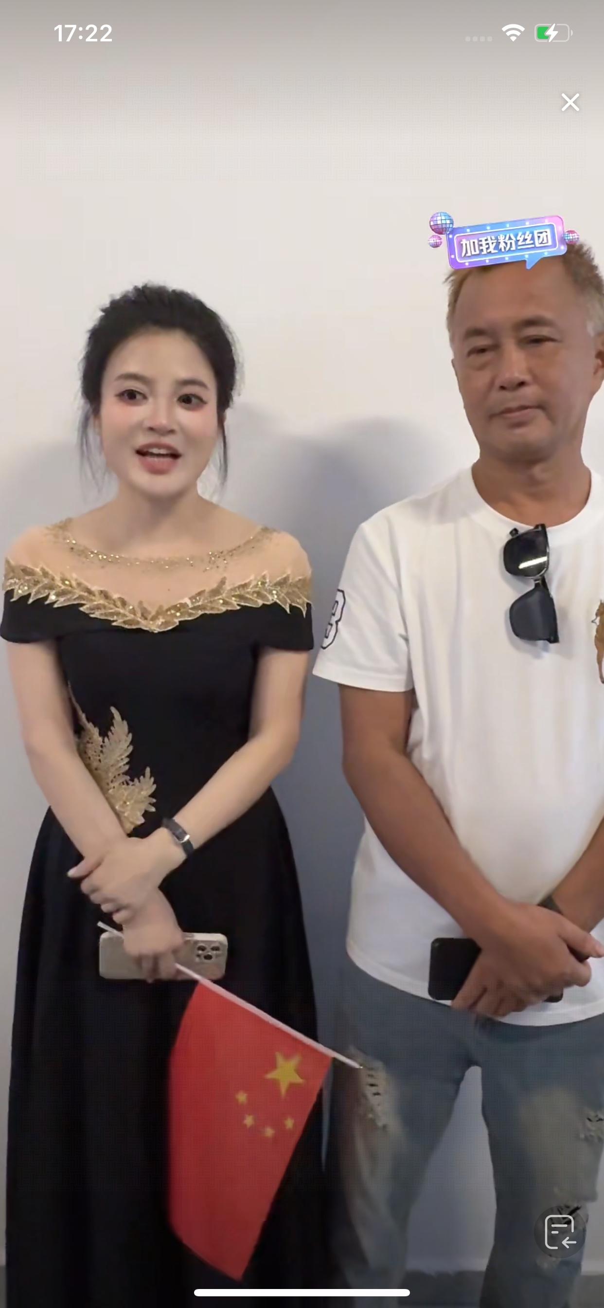 沈巍来到活动现场了，和长公主见了面，问助理小刘呢？长公主说，打电话不通[捂脸]
