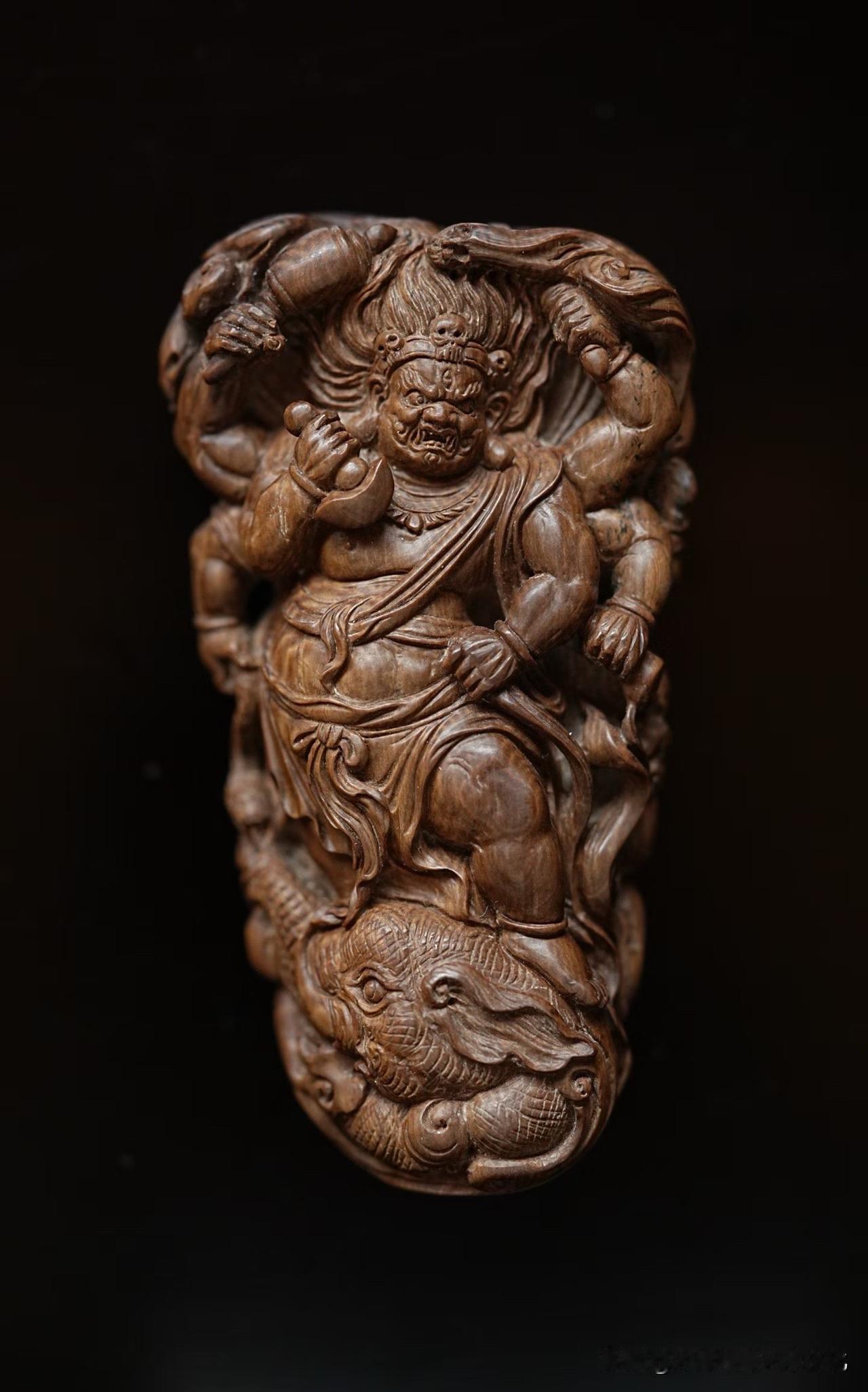很多人第一次见六臂大黑天，
都会被那种威严气场震住。

怒目、獠牙、六臂持法器，