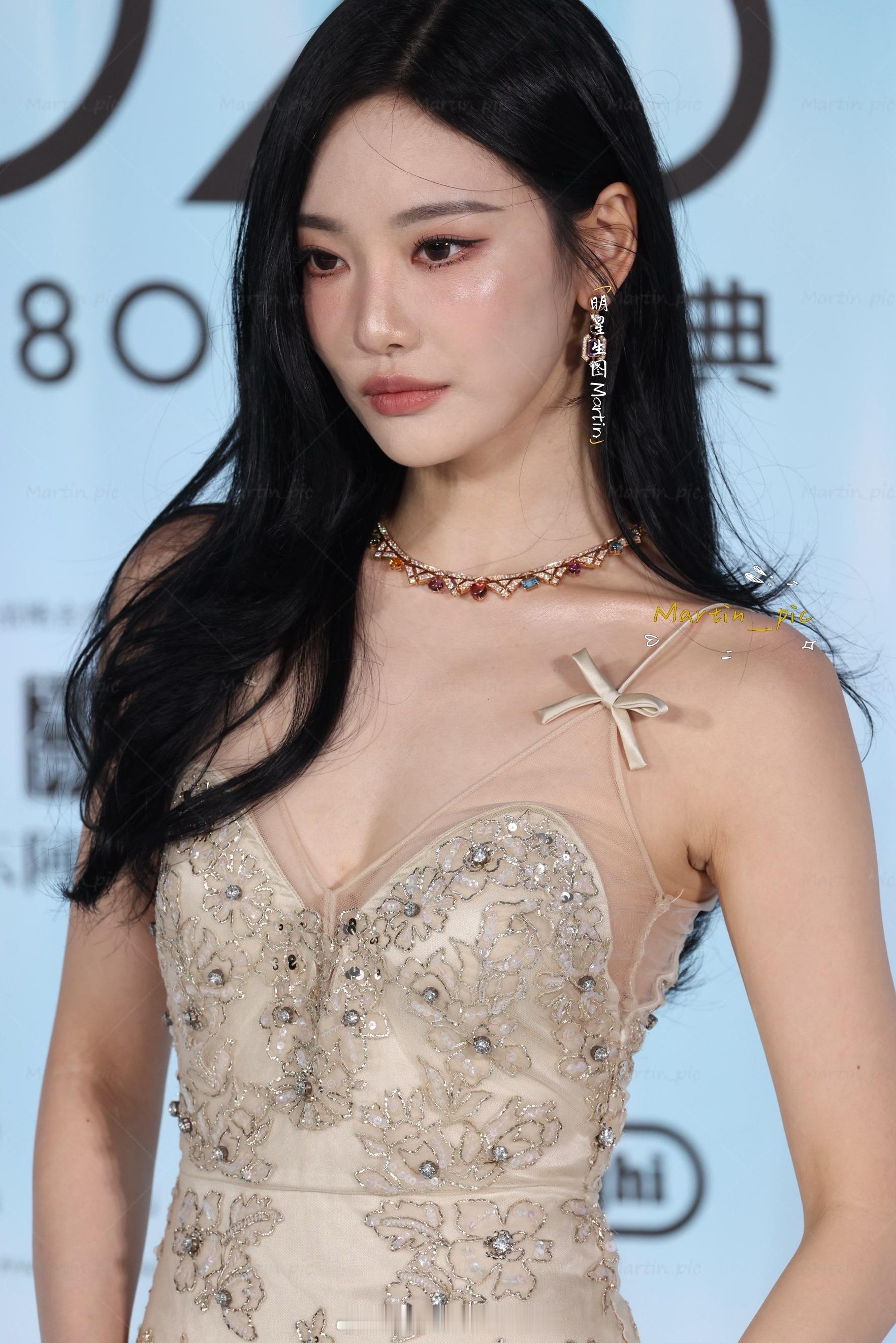 宁艺卓[超话] 宁艺卓Elle红毯生图宁宁老婆表情好攻啊[捂嘴哭][捂嘴哭]好辣