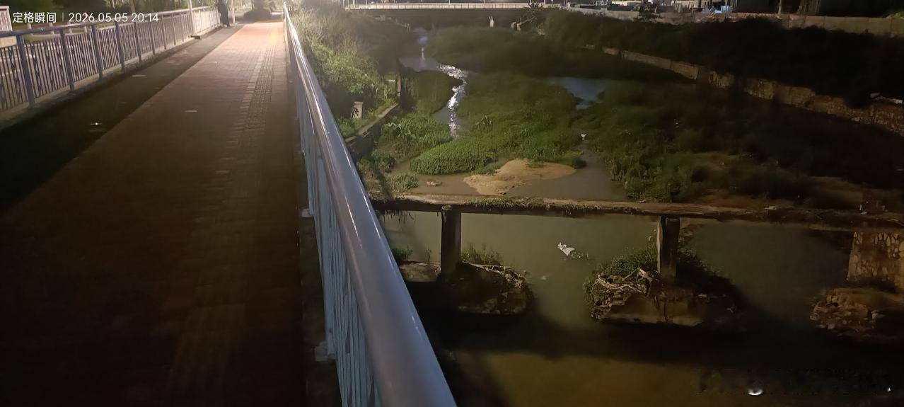真心话茶局曾经走过的一座简易小桥，现在被新修的大桥压在下面，失去了旧日风采和功能