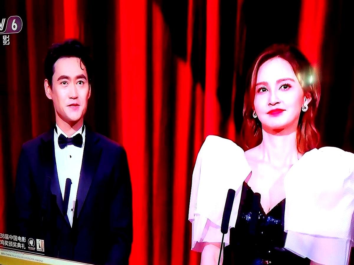 昨晚的金鸡奖颁奖典礼里，轮到张歆艺和袁弘上台颁最佳男配角，本来以为又是常规报幕，