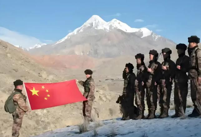 听着听着眼泪掉下来了！

战士说，你们有没有好奇过，部队的床单为啥清一色是白色？