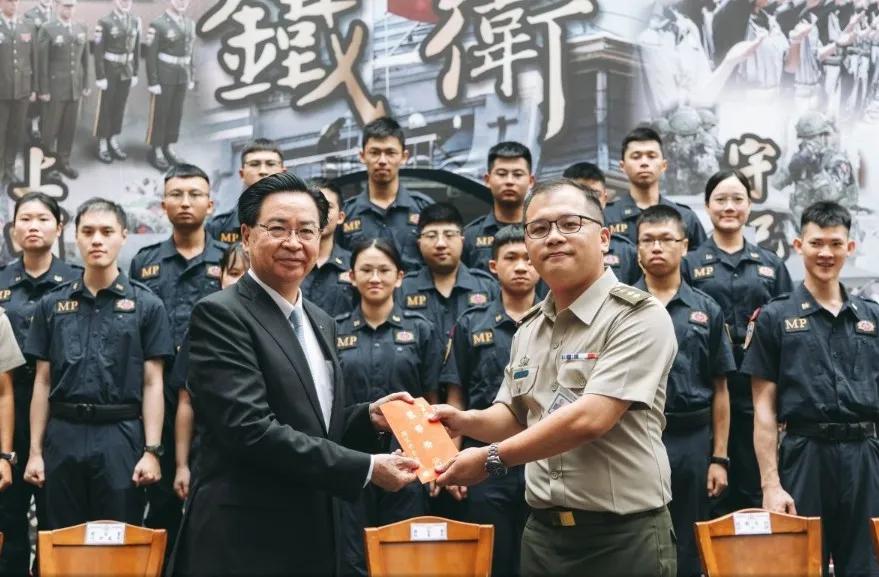台湾国民党把“反共”写入党纲，民进党把“台独”写进党纲，这些政客就是为了自己一己