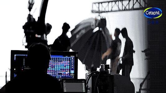 Queen Wen拍广告像打决赛，一个眼神就切镜头。白T牛仔一上身，奶凶奶凶，摄